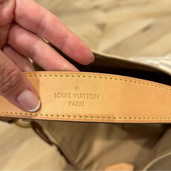 Excellent Condition!  Louis Vuitton Graceful in Damier Azur pattern. - Picture 4 of 15